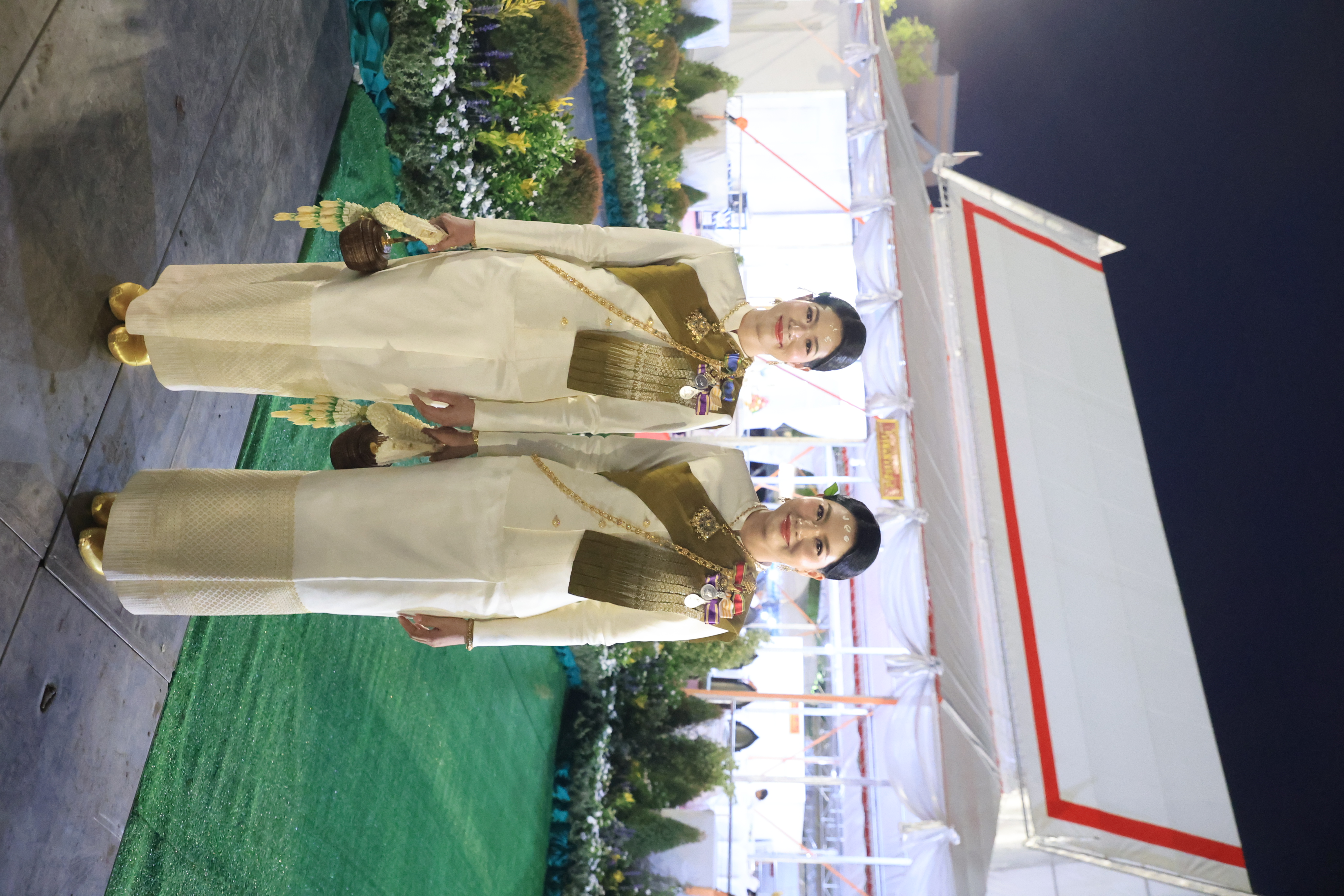 title - ปลัดเกษตรฯ ผู้ทำหน้าที่พระยาแรกนา พร้อมด้วยเทพีคู่หาบทองและเทพีคู่หาบเงิน ทำพิธีล้างมือพระยาแรกนา และเจิมหน้าพระโค